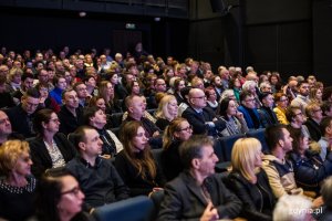 Uczestnicy gali wręczenia Nagrody Prezydenta Miasta Gdyni z okazji Międzynarodowego Dnia Teatru zgromadzeni w Teatrze Miejskim // fot. Karol Stańczak