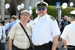 Dwaj mężczyźni, jeden w stroju marynarza
