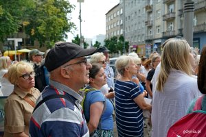 Uczestnicy spaceru architektonicznego szlakiem modernizmu na ul. Świętojańskiej 