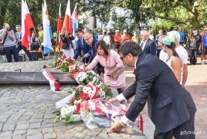 Maraton "Solidarności" przebiegł ulicami Gdyni. Przed startem pod pomnikiem Pamięci Ofiar Grudnia '70 odbyły się uroczystości z udziałem wiceprezydenta Gdyni Michała Gucia, a także przedstawicieli samorządu i parlamentu // fot. Maciej Czarniak