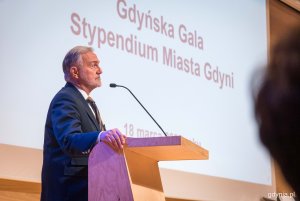 Gala rozdania Stypendiów Miasta Gdyni odbyła się w Pomorskim Parku Naukowo-Technologicznym - na zdjęciu przemawiający Wojciech Szczurek, prezydent Gdyni // fot. Kamil Złoch