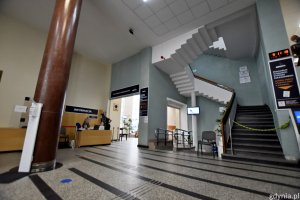 W holu urzędu działa punkt informacyjny Gdyńskiego Centrum Kontaktu // fot. Paweł Kukla