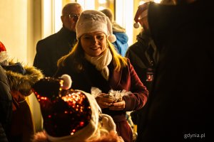 Prezydent Gdyni Aleksandra Kosiorek rozdająca słodycze dla mieszkańców. Gdyńskie mikołajki w muszli koncertowej na placu Grunwaldzkim (fot. Kamil Złoch)