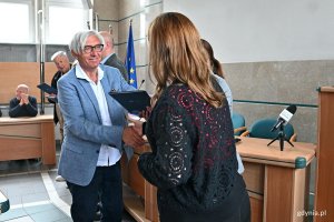 Arkadiusz Brzęczek &ndash; badacz i znawca Gdyni odbierający podziękowania i upominek z rąk wiceprezydentki Oktawii Gorzeńskiej