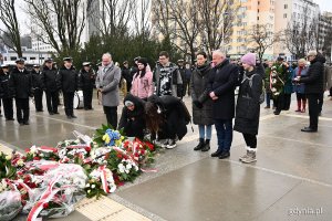 Przedstawiciele uczniów z Ukrainy uczących się w gdyńskich szkołach składający kwiaty podczas uroczystości z okazji 98. rocznicy nadania Gdyni praw miejskich 