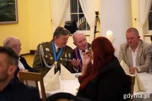 Przy stole siedzą m.in. Henryk Zając, Zenon Blok i  i Maciej Papiewski