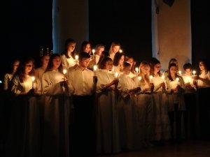 Nastolatki w białych strojach podczas Dnia św. Łucji
