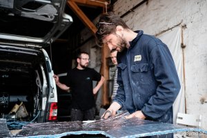 Uczestnicy warsztatów projektowali zabudowy kempingowe pozwalające przeistoczyć zwykły pojazd w komfortowy wakacyjny domek na kółkach.