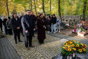 25. rocznica śmierci Franciszki Cegielskiej. Władze miasta oraz radni składają kwiaty przed grobem Franciszki Cegielskiej. W pierwszy rzędzie Tadeusz Szemiot, przewodniczący Rady Miasta Gdyni oraz Aleksandra Kosiorek, prezydent Gdyni (fot. Kamil Złoch)
