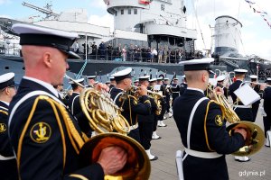 Orkiestra Reprezentacyjna Marynarki Wojennej grająca przy okręcie ORP „Błyskawica” podczas Dnia Marynarki Wojennej i Dnia Stoczniowca 