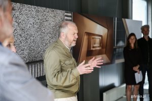 Mężczyzna przemawia na wystawie.