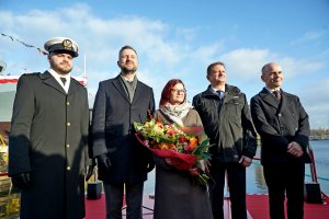 Od prawej: Bartłomiej Pomierski – wiceprezes zarządu stoczni Remontowa Shipbuilding, Adam Ruszkowski – prezes zarządu Remontowa Holding, Katarzyna Sikora – matka chrzestna okrętu i minister obrony narodowej Władysław Kosiniak-Kamysz podczas uroczystości chrztu i wodowania okrętu ORP „Czajka” 