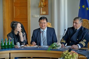 Lo Ta-Sheng – wiceprezydent Kaohsiungu oraz prof. dr hab. inż. kpt. ż. w. Adam Weintrit, rektor Uniwersytetu Morskiego w Gdyni podczas spotkania, które odbyło się na terenie uczelni 