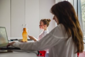 Uczestnicy tegorocznych warsztat&oacute;w &bdquo;Morze mnie kręci&rdquo; przy biurkach