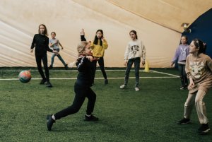 Dziewczynki trenują piłkę ręczną w SP 47 w Gdyni