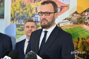 Maciej Samsonowicz, doradca Ministra Obrony Narodowej, stojący przed mikrofonami