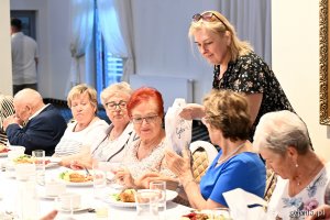 Uczestnicy otrzymali również drobne upominki. Na zdjęciu: radna Beata Zastawna (fot. Michał Puszczewicz)