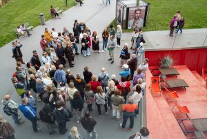 Uczestnicy spaceru Szlakiem Filmowym Gdyni zgromadzeni przed Gdyńskim Centrum Filmowym 