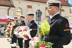 Marynarze z wieńcami i wiązankami kwiatów w rękach // fot. Magdalena Czernek