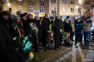 Grupa osób z bukietami kwiatów