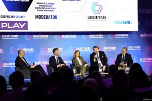 Na zdjęciu podczas panelu m.in.:&nbsp;Tadeusz Szemiot, przewodniczący Rady Miasta Gdyni, Magdalena Cieślik, wiceprezydentka Sopotu, Maciej Warszakowski, wiceprezes zarządu Obszaru Metropolitalnego&nbsp;Gdańsk-Gdynia-Sopot i Michał Zi&oacute;łkowski, członek zarządu ds. technologii w PLAY