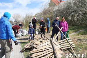 Ludzie w kurtkach i sterty śmieci