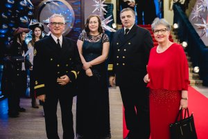 na zdjęciu 4 osoby, w odświętnych strojach