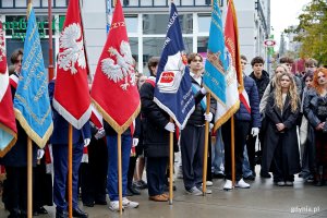 Poczty sztandarowe i uczniowie gdyńskich szkół zgromadzeni podczas uroczystości upamiętniających 86. rocznicę pierwszych wysiedleń gdynian