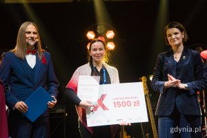 Gala finałowa X edycji Przeglądu Teatrów Amatorskich „Kurtyna” w gdyńskim Małym Kacku. Na scenie m.in. laureaci jednej z nagród, przedstawiciele stowarzyszenia KACK i Katarzyna Gruszecka-Spychała (fot. Paweł Budziński)