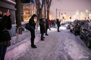 Mieszkańcy Gdyni, którzy zebrali się przy parkingu przed Urzędem Miasta Gdyni przy ul. Marsz. Piłsudskiego 52/54, aby obejrzeć pokaz audiowizualny. // fot. Karol Stańczak