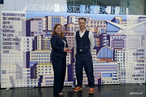 Prezydent Gdyni Aleksandra Kosiorek z laureatem medalu „Civitas e Mari” prof. Edwardem Denisonem