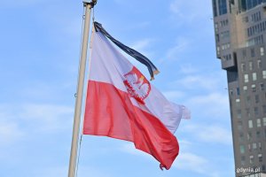 Bandera powiewająca na pokładzie &bdquo;Błyskawicy&rdquo; z okazji 90. rocznicy chrztu i wodowania okrętu