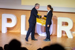 Przedstawiciel Uniwersytetu Morskiego w Gdyni wręcza nagrodę specjalną Emilowi Pająkowi. Gala finałowa Konkursu Explory w centrum konferencyjnym PPNT Gdynia (fot. Kamil Złoch)