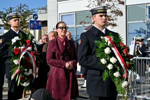 Posłanka Wioleta Tomczak składająca kwiaty pod pomnikiem podczas uroczystości z okazji 87. rocznicy pierwszych wysiedleń Gdynian 