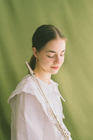 Kinga Brzezińska siedzi z fletem