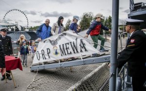 ORP Mewa udostępniona została zwiedzającym z okazji 30. rocznicy wizyty Jana Pawła II w Gdyni.//fot. Dawid Linkowski