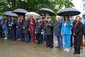 W uroczystościach z okazji 87. rocznicy wybuchu II wojny światowej na Cmentarzu Wojennym w Redłowie wzięli udział m.in.: posłanki Wioleta Tomczak i Dorota Arciszewska-Mielewczyk, senator Sławomir Rybicki, Tadeusz Szemiot &ndash; przewodniczący Rady Miasta Gdyni, wiceprezydent Gdyni Rafał Geremek czy radna miasta Agnieszka Tokarska