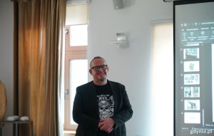 Jacek Piątek, plastyk miasta Gdyni na spotkaniu w Plastyku