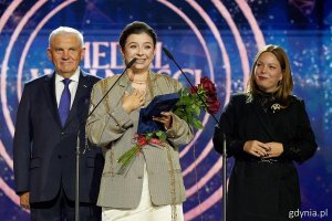 Na zdjęciu (od lewej):prezydent Białegostoku Tadeusz Truskolaski, laureatka Natalia Panczenko, wiceprezydentka Gdyni Oktawia Gorzeńska (fot. Mirosław Pieślak)