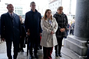 Delegacja gdyńskich samorządowców składająca kwiaty pod tablicą pamiątkową podczas uroczystości upamiętniających 86. rocznicę pierwszych wysiedleń gdynian. Od prawej: radna Teresa Bysewska, prezydent Aleksandra Kosiorek, wiceprezydent Rafał Geremek i Ireneusz Trojanowicz - wiceprzewodniczący Rady Miasta Gdyni 