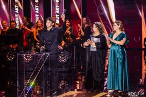 Przemawia Filip Wiłkomirski. Anna Dymna i prezydent Gdyni Aleksandra Kosiorek wręczające nagrodę za debiut aktorski. Gala wręczenia nagród 50. Festiwalu Polskich Filmów Fabularnych w Gdyni w Teatrze Muzycznym (fot. Karol Stańczak)