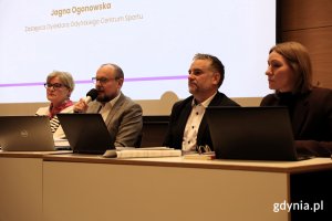 Dialogi Obywatelskie - spotkanie. Na zdjęciu Teresa Bysewska, radna miasta Gdyni, Mariusz Bzdęga, dyrektor zarządzający ds. kultury i aktywności mieszkańc&oacute;w, Paweł Brutel, dyrektor Gdyńskiego Centrum Sportu oraz Jagna Ogonowska, zastępca dyrektora Gdyńskiego Centrum Sportu. (fot. Łukasz Kamasz)