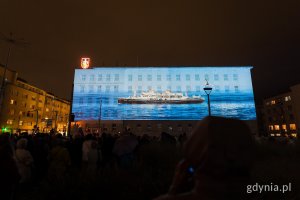&bdquo;Zaczęło się  od morza. Baśniowa opowieść o Gdyni&rdquo;, video mapping na fasadzie urzędu miasta i widzowie