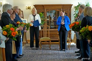 Prezydent Aleksandra Kosiorek i Agata Lipińska, zastępczyni kierownika Urzędu Stanu Cywilnego w Gdyni wraz z jubilatami podczas uroczystości