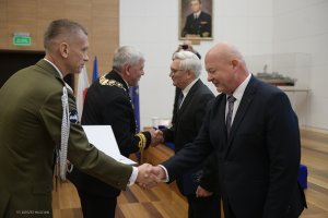 Mężczyźni w garniturach podają sobie dłonie
