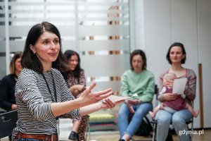 Olena Yanchuk i uczestnicy zajęć w Konsulacie Kultury