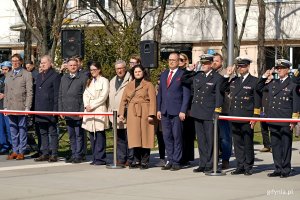 Od lewej: senator Sławomir Rybicki, posłowie: Michał Kowalski i Wioleta Tomczak, Zenon Roda, posłanka Dorota Arciszewska-Mielewczyk, wicewojewoda pomorski Emil Rojek, Anna Chojnowska - naczelniczka Biura Prezydenta, radny Łukasz Strzałkowski oraz przedstawiciele Marynarki Wojennej RP podczas uroczystości z okazji 80. rocznicy zakończenia walk o Gdynię