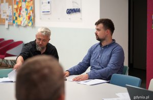 na zdjęciu obradujący mężczyźni