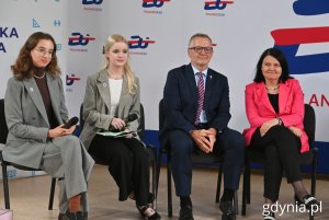 Na zdjęciu (od lewej):  uczennice III Liceum Ogólnokształcącego w Gdyni, dyrektor III LO w Gdyni Wiesław Kosakowski, wiceministra zdrowia Katarzyna Kacperczyk (fot. Magdalena Starnawska)