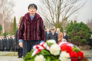 Radna wojew&oacute;dztwa pomorskiego Beata Koniarska składająca kwiaty podczas uroczystości upamiętniających marynarzy represjonowanych przez władze komunistyczne w okresie powojennym